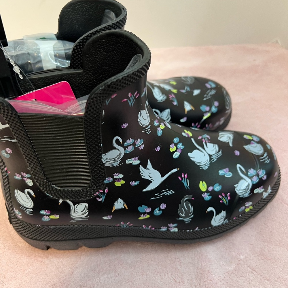 Vera Bradley Totes Comfortable and Waterproof Booties NWT SZ 8